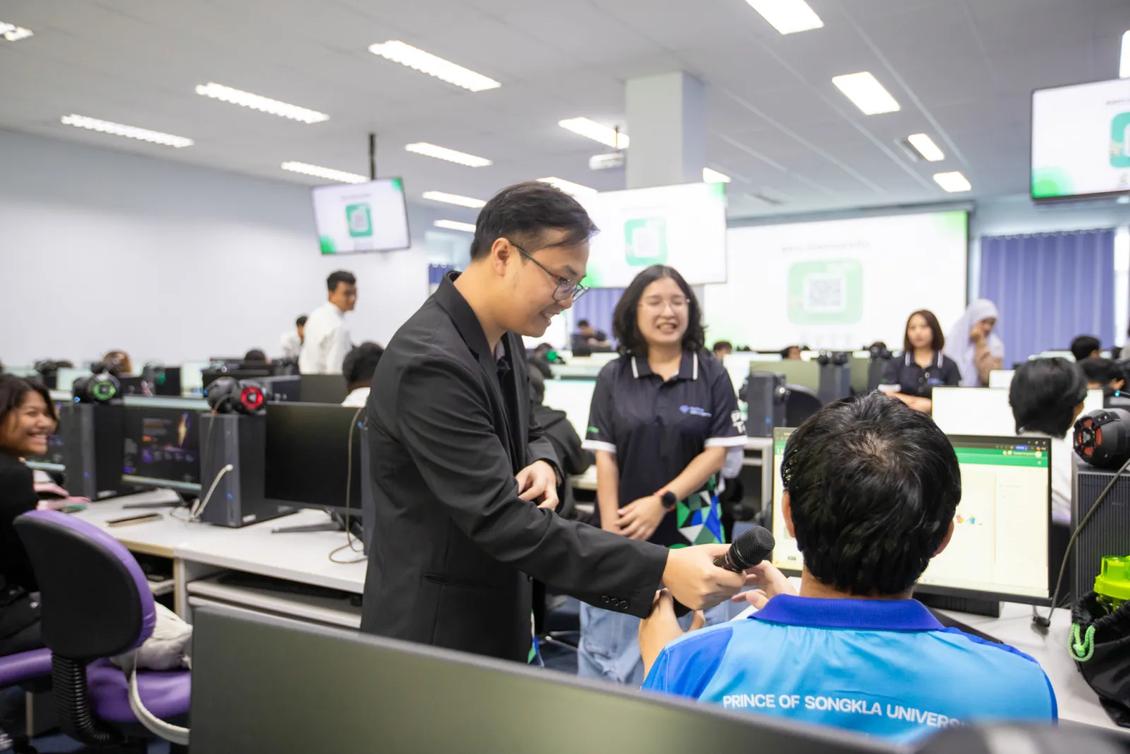 Guiding student teams while they build prototypes